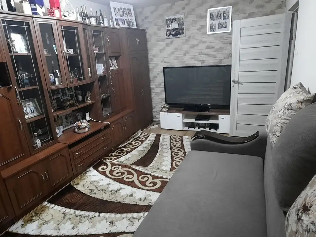 Ag BRASADAS vinde apt 3 camere Carpati 1 PARTER.