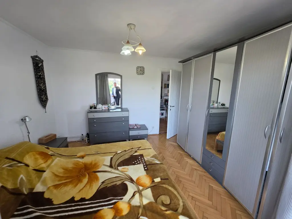 Vand apartament cu 4 camere aproape de centru