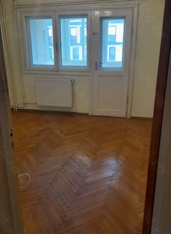 De vanzare ap 4 camere decomandat blv.Dacia