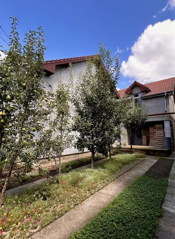 BRASADAS vinde casă cu etaj 8 cam 8 ari zona BOTIZULUI.
