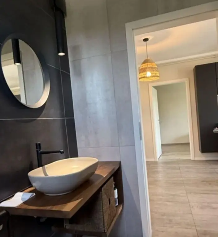 Apartament 2,5 camere chic cu grădină balcon vitrat și mobilier premium