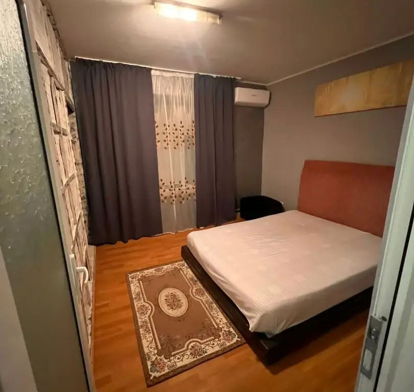 Apartament cu 2 camere, etaj 1, la casa - zona centrala
