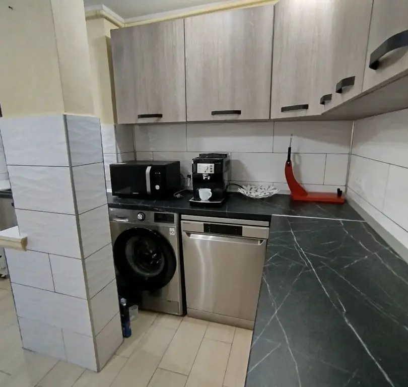 BRASADAS vinde ap 3 cam Carpați 2 etaj 1/4.