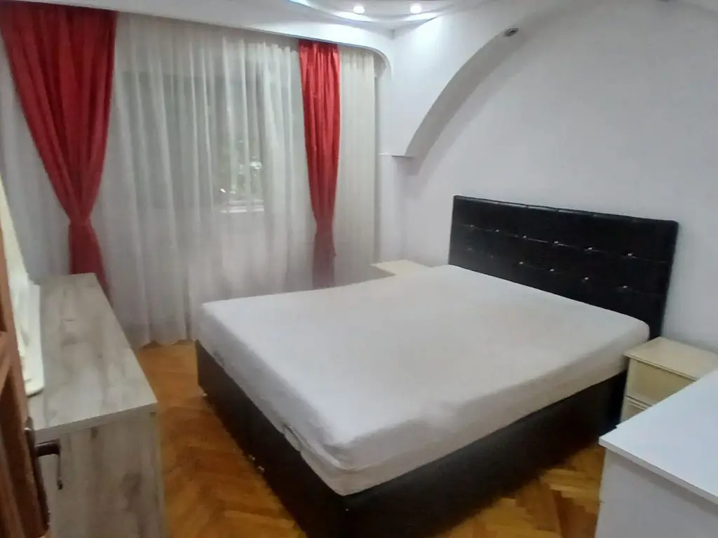 De inchiriat apartament cu 3 camere, I. C. Frimu, etaj 3, 450 euro