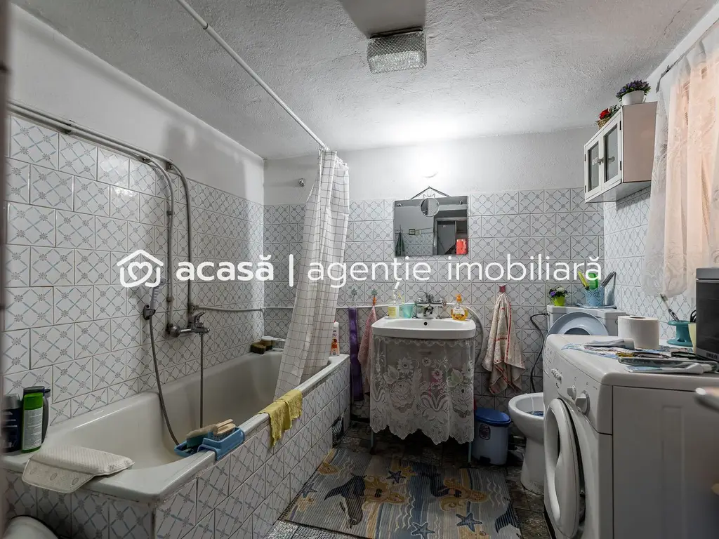Casa 3 camere, bucatarie si baie, in zona centrala din Chisineu-Cris