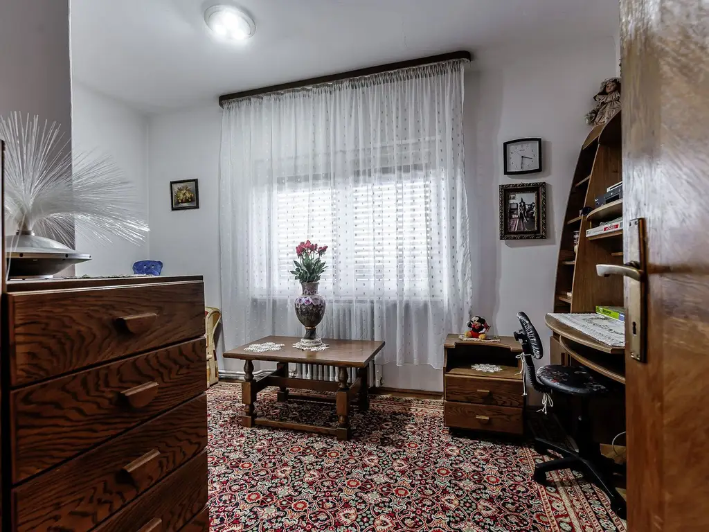 Casă din cărămidă cu 8 camere – zonă liniștită, LIPOVA