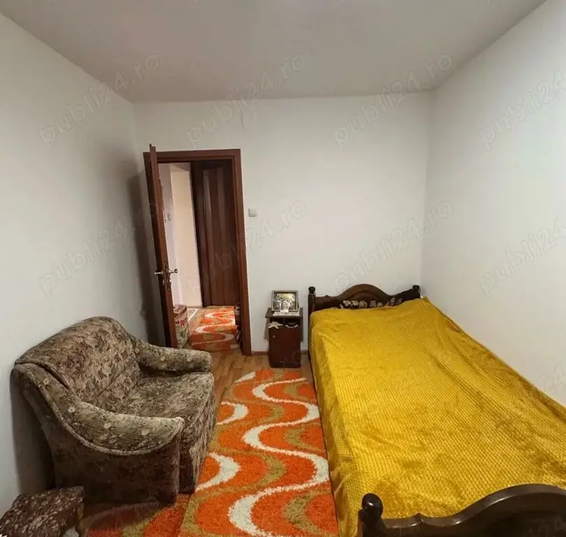 BRASADAS vinde ap 2 cam cu balcon etaj 2/3 Botizului.