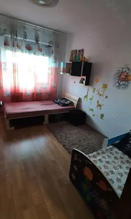inchiriez apartament 3 camere ,loc parcare
