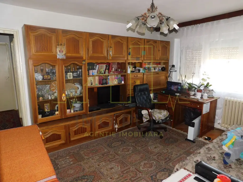 4 camere la pret de 3. Pozitie excelenta.