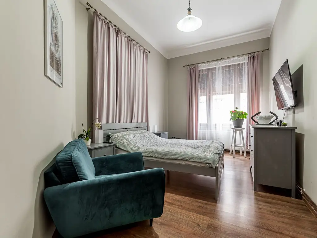 Apartament ultracentral cu 4 camere decomandat, etaj intermediar