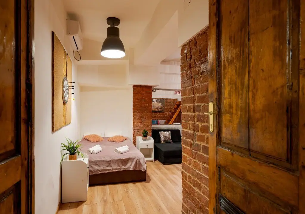 Ag BRASADAS vinde villa cu 20 camere Pta ROMANA.