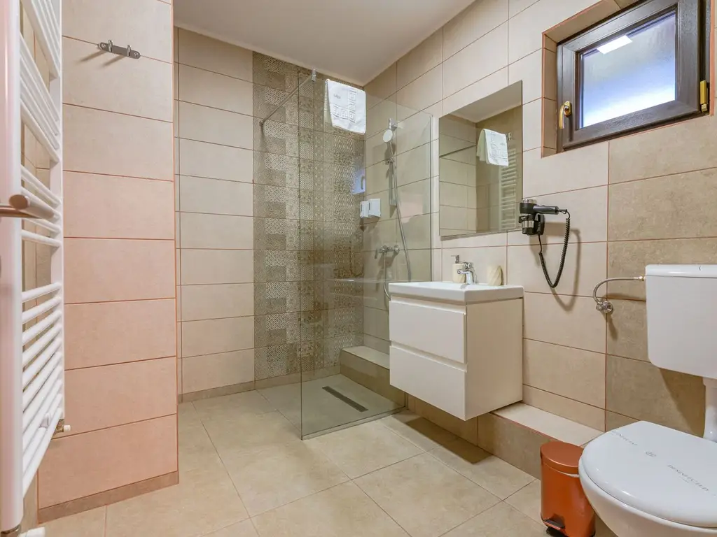 Pensiune Râșnov, 13 camere plus locuință proprietar, zonă Cetate