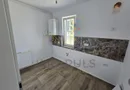 Apartament la parter cu balcon. Bucatarie separata. Loc de parcare