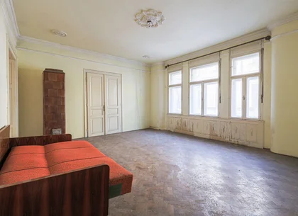Proiect de clinică sau birouri în centru – casă cu demisol, de renovat