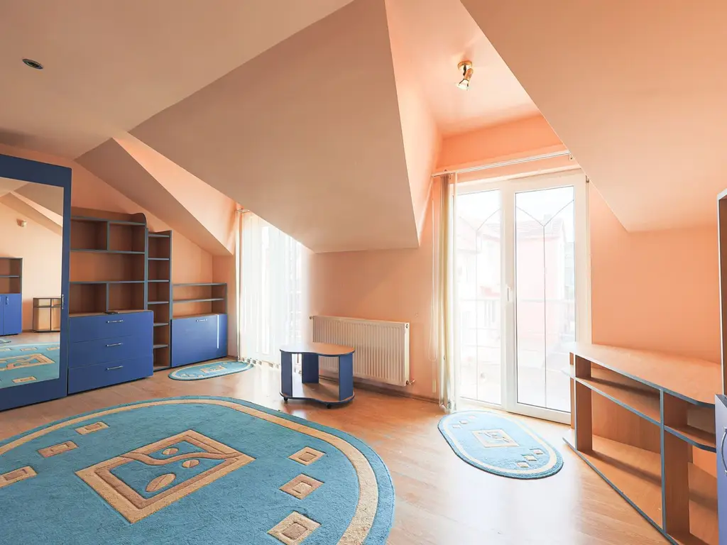 Vilă cu 6 camere în zona rezidențială - Poltura
