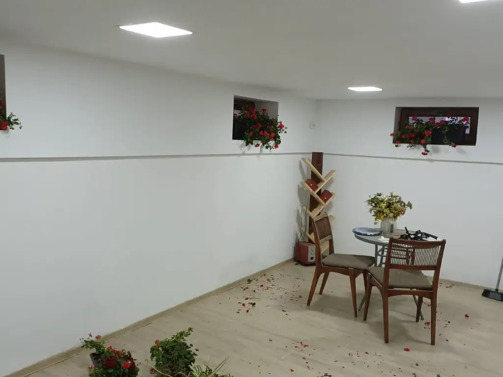 BRASADAS vinde casa individuala 8 cam teren 10 ari Unirii.