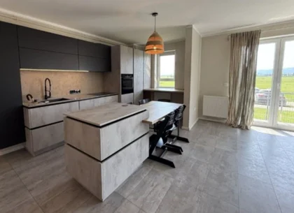 Apartament 2,5 camere chic cu grădină balcon vitrat și mobilier premium