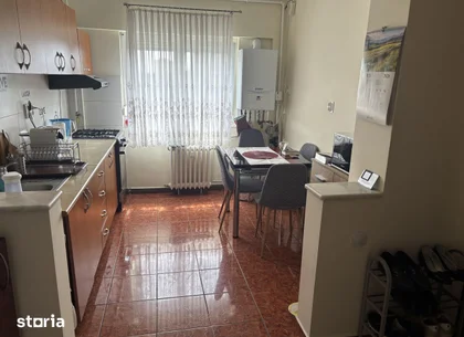 BRASADAS vinde ap 3 cam etaj 4/10 Micro 15 utilat mobilat.