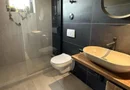 Apartament 2,5 camere chic cu grădină balcon vitrat și mobilier premium