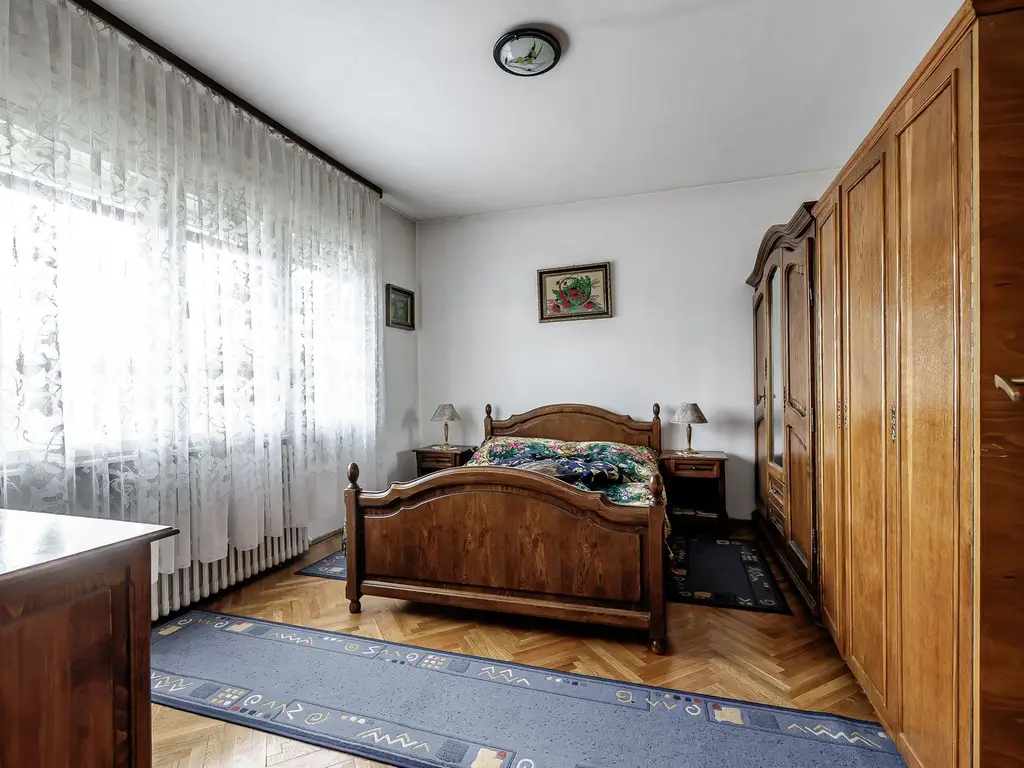 Casă din cărămidă cu 8 camere – zonă liniștită, LIPOVA