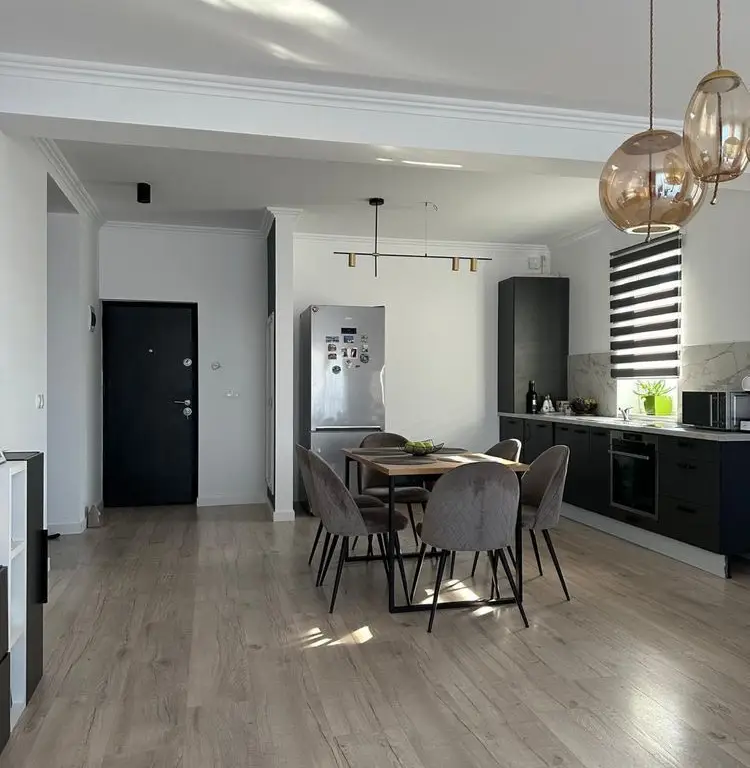 Vând apartament cu trei camere
