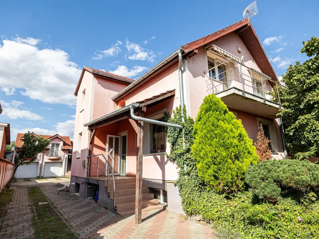Vilă cu 6 camere în zona rezidențială - Poltura