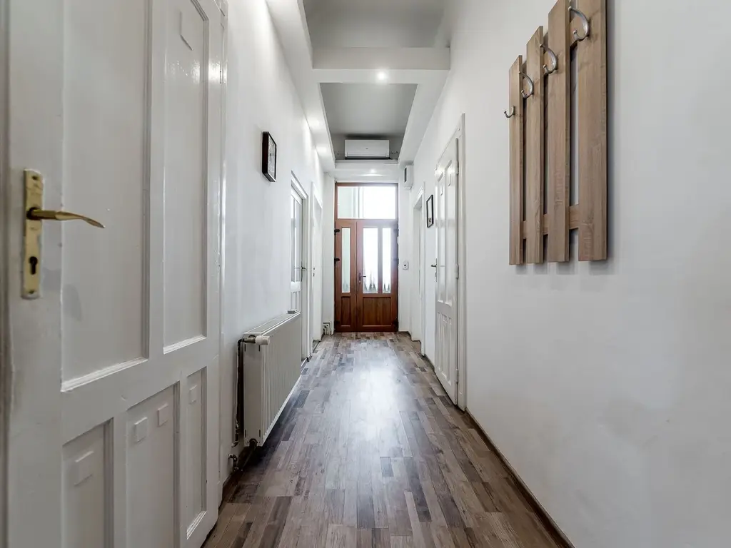 Apartament ultracentral cu 4 camere decomandat, etaj intermediar