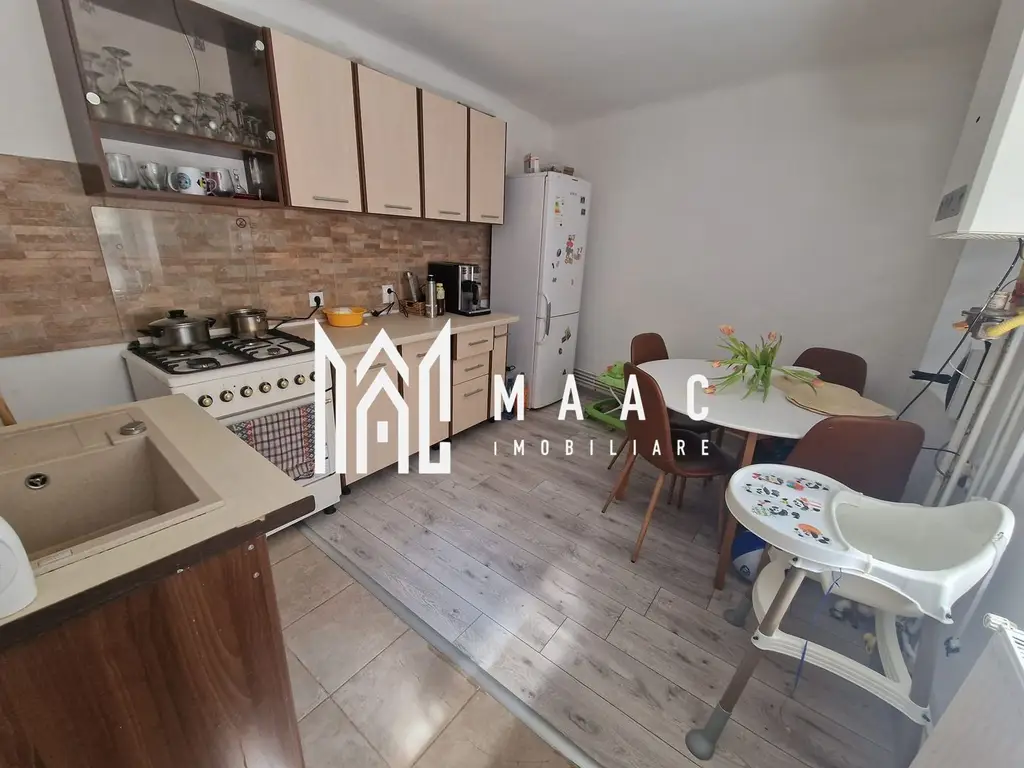 Apartament 3 camere curte privata zona Centrala