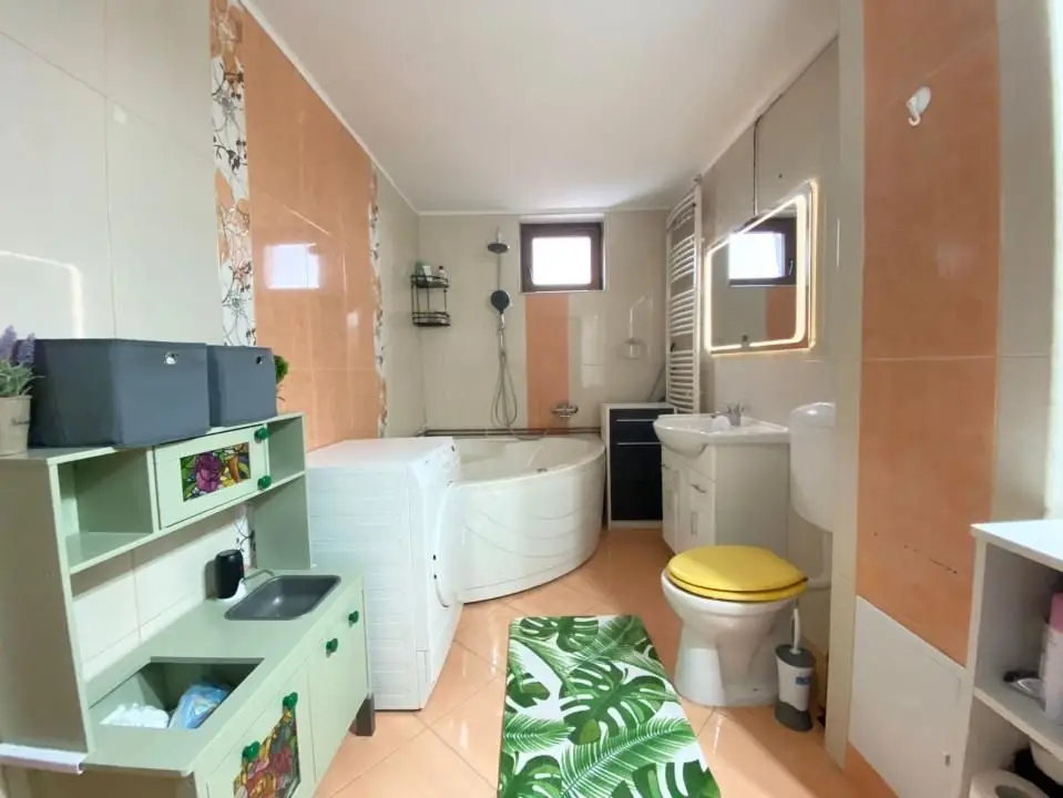 Apartament 3 camere, Gheorghe Doja, Oradea,70 mp. 125 000. Comision 0.