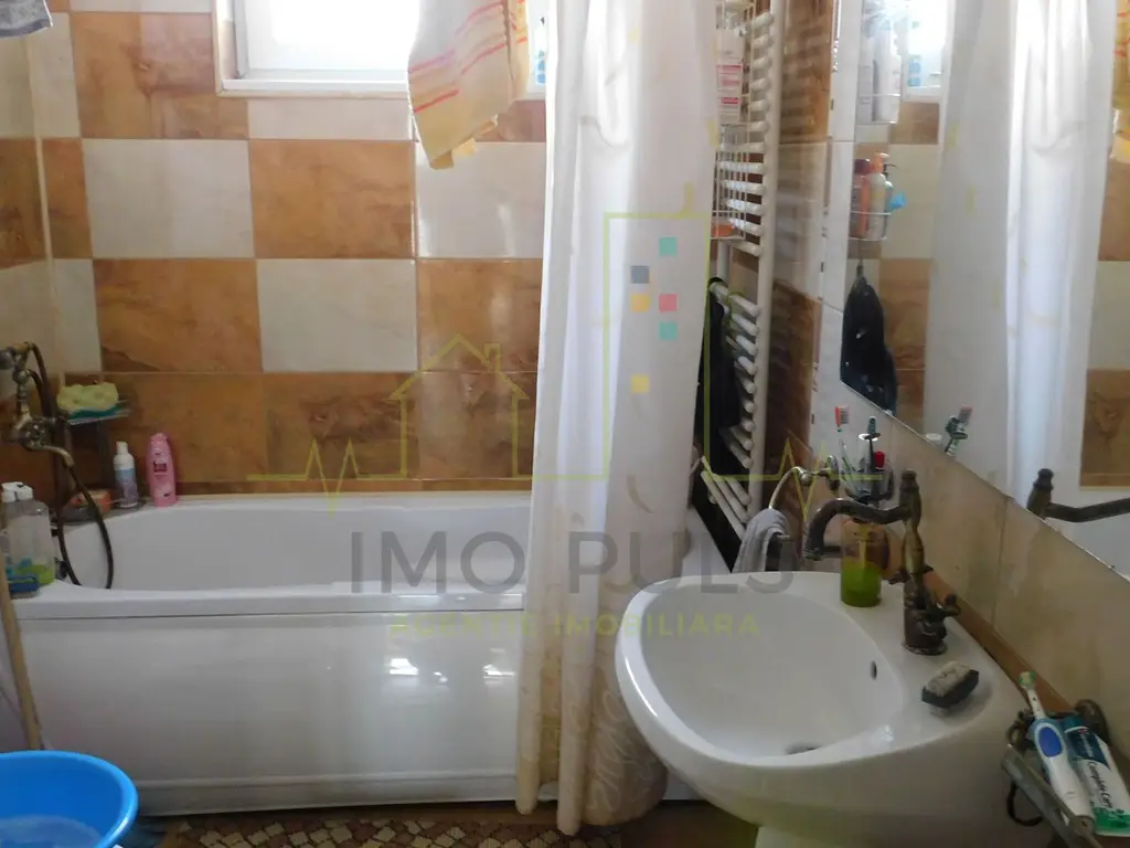 Casa individuala. 2 fronturi. Pozitie buna.