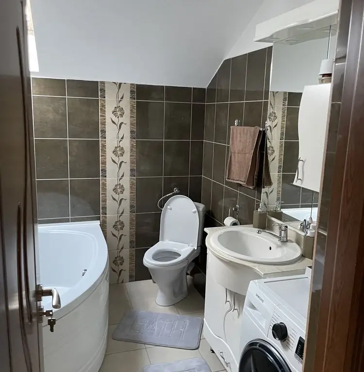 BRASADAS vinde ap 2 cam mobilat, recent renovat.