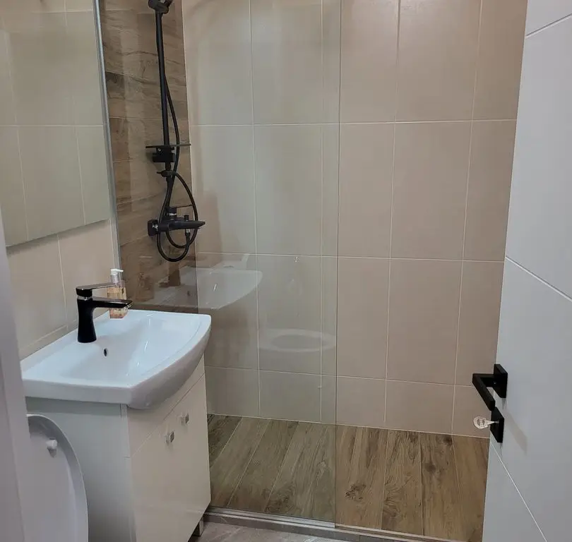 BRASADAS vinde ap. 2 cam. RENOVAT si MOBILAT etaj 4 ULTRACENTRAL