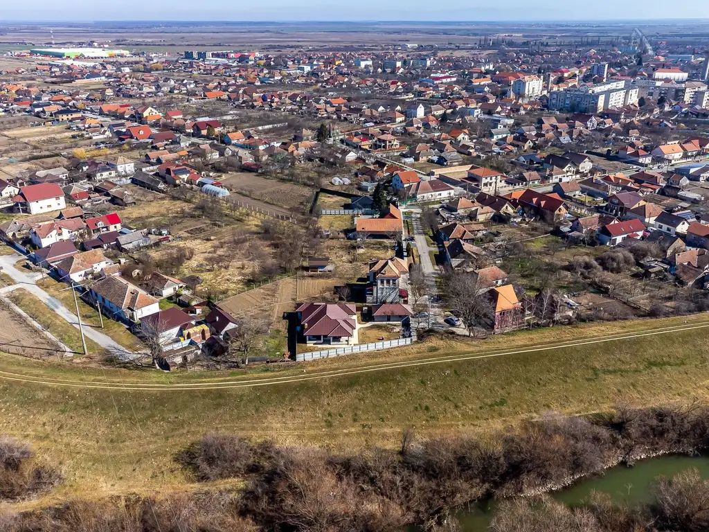 Preț NOU! Casa P+2 în zona centrală Chișineu-Criș