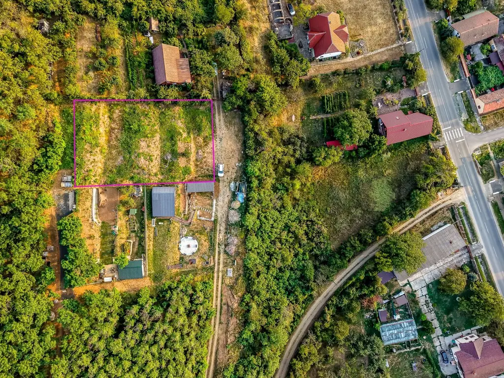 Teren pe deal, 1.150 mp, în Miniș, front 26 m, Drumul Vinului