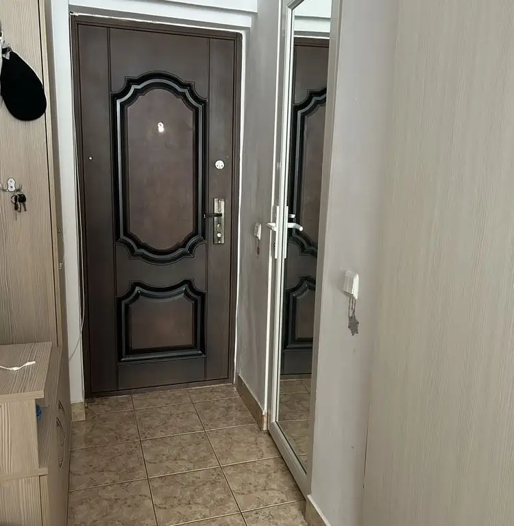 BRASADAS vinde garsoniera pe Ostrovului la etajul 1/4.