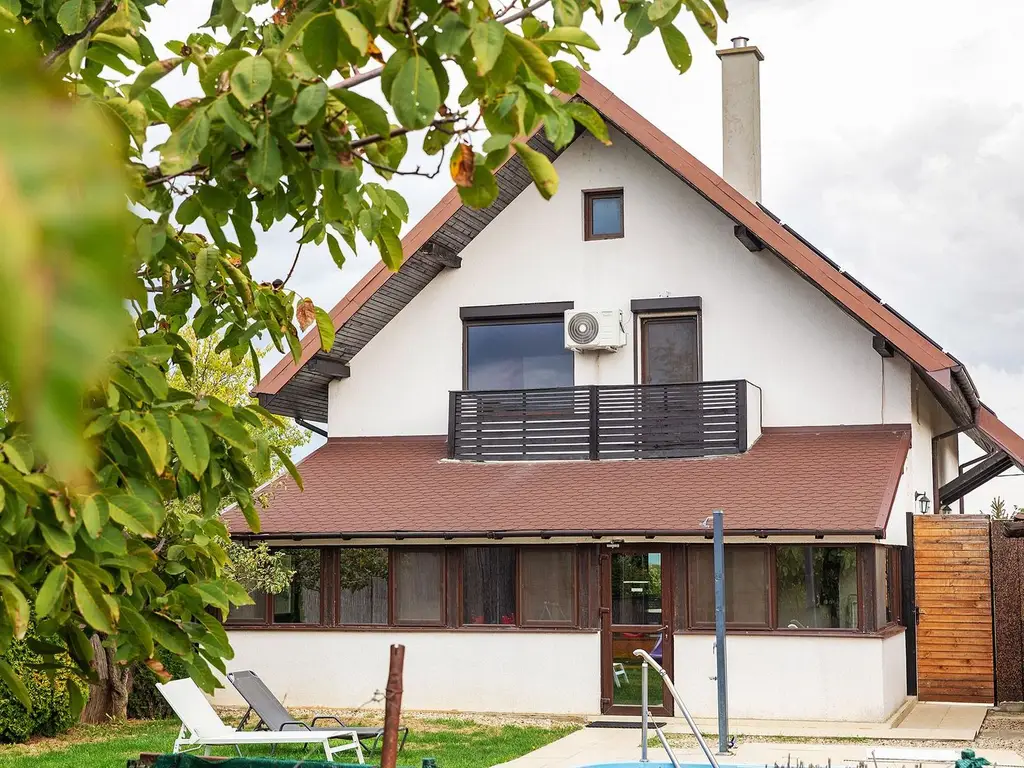 Vilă 5 dormitoare, 4 băi, 2 248mp teren, piscină. Preț: 229 000 E.