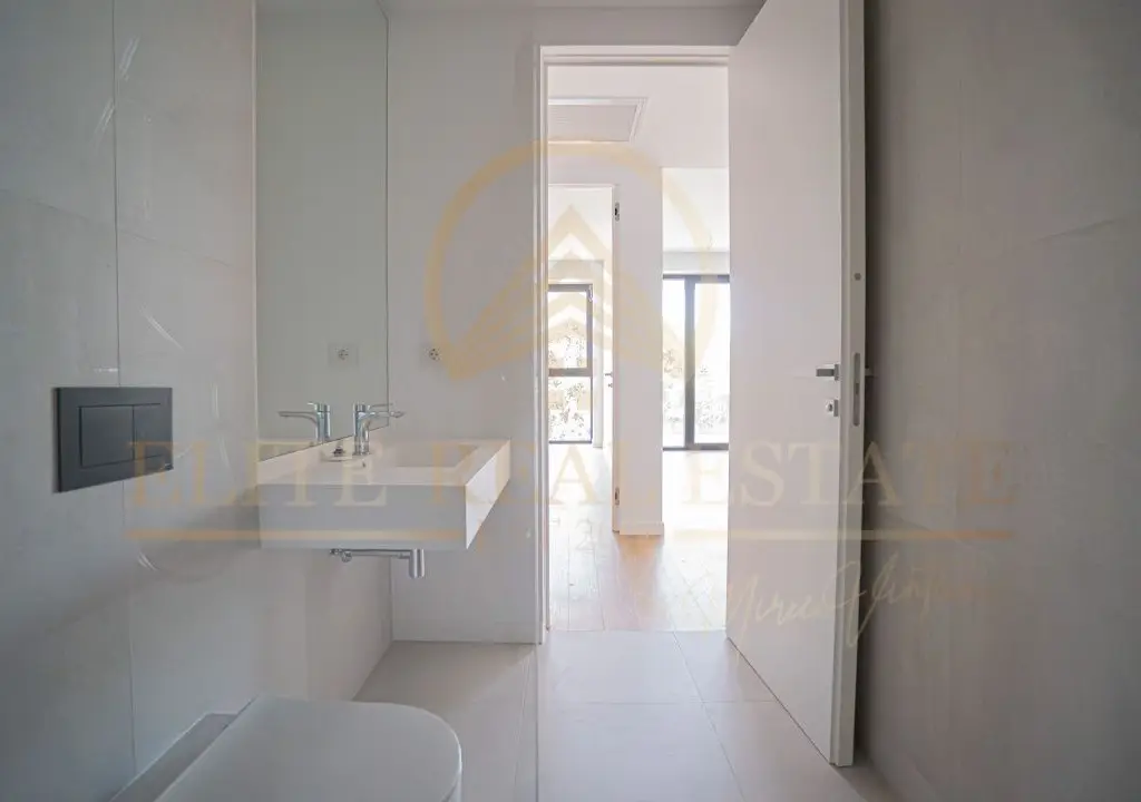 Stațiunea Mamaia - Vânzare apartament cu 2 camere, 2 bai, la 2 pasi de mare.