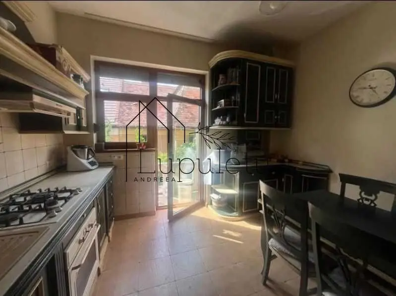 Apartament de Inchiriat | 3 camere | 90 MPU | Zonă ultracentrală