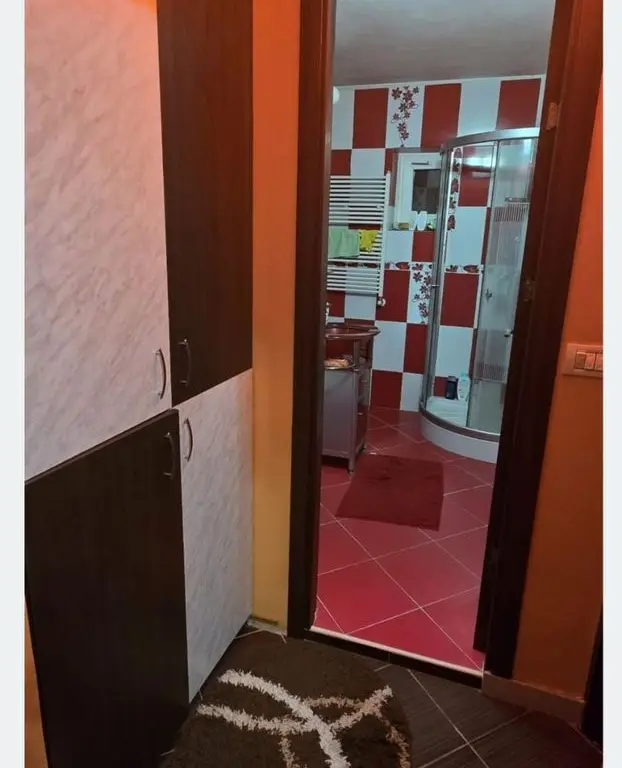 Apartament 2 camere decomandat, et.1, centru, mobilat, parcare