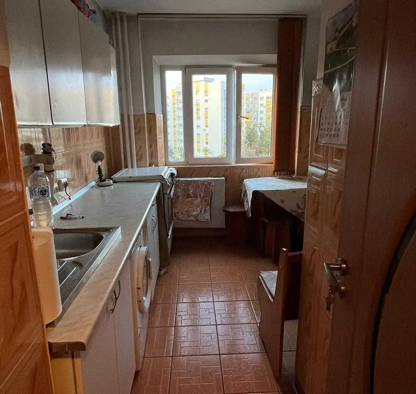 Vand 3 camere dec., confort 1, sos. Alexandriei - Piata Rahova - Teius