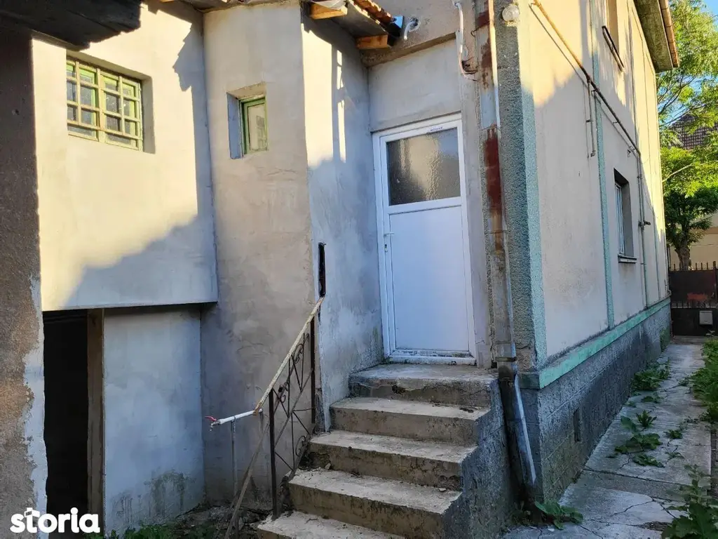 BRASADAS vinde casa cu etaj, partial RENOVATA în zona 14 Mai.