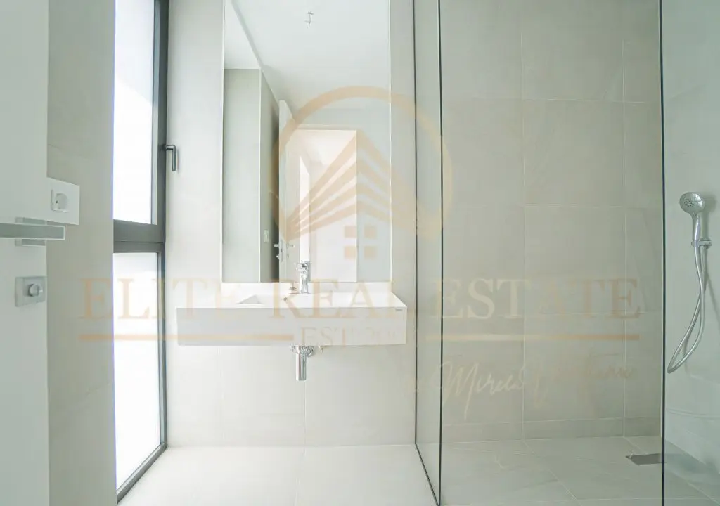 Stațiunea Mamaia - Vânzare apartament cu 4 camere, 3 bai cu vedere la lac.