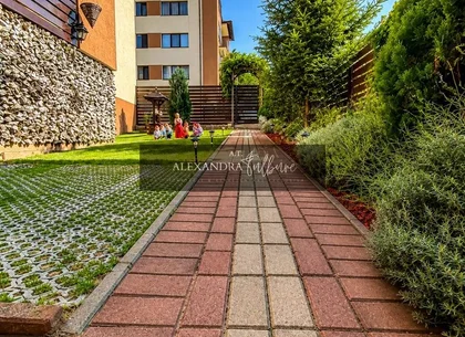 Apartament 3 camere, curte, boxa, parcare, Sub Cetate
