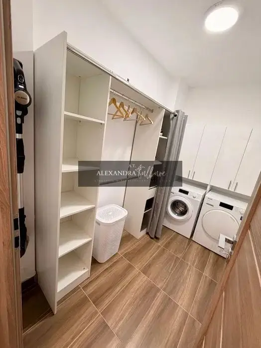 Apartament de vanzare cu 3 camere, 2 bai, balcon, garaj