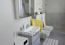 Apartament pe 3 nivele. Terasa 30 mp. 2 Balcoane. 2 Bai. Gradina