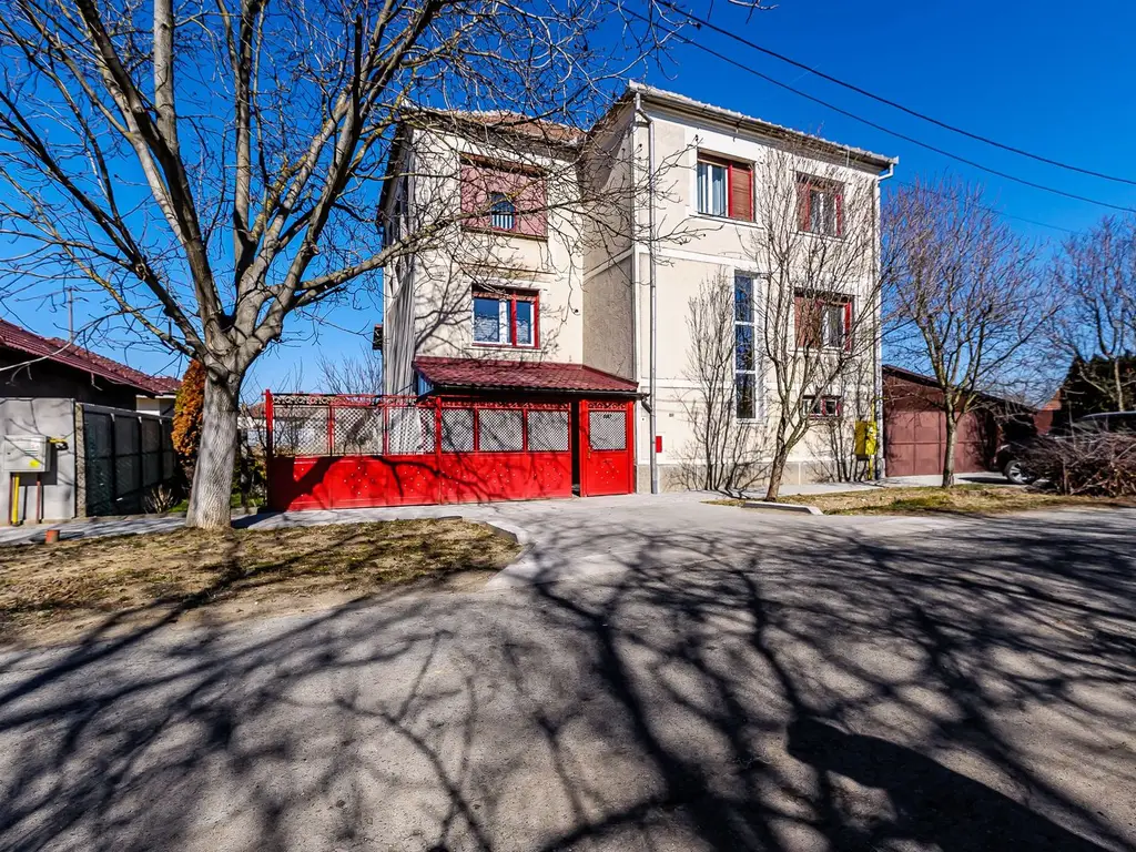 Preț NOU! Casa P+2 în zona centrală Chișineu-Criș