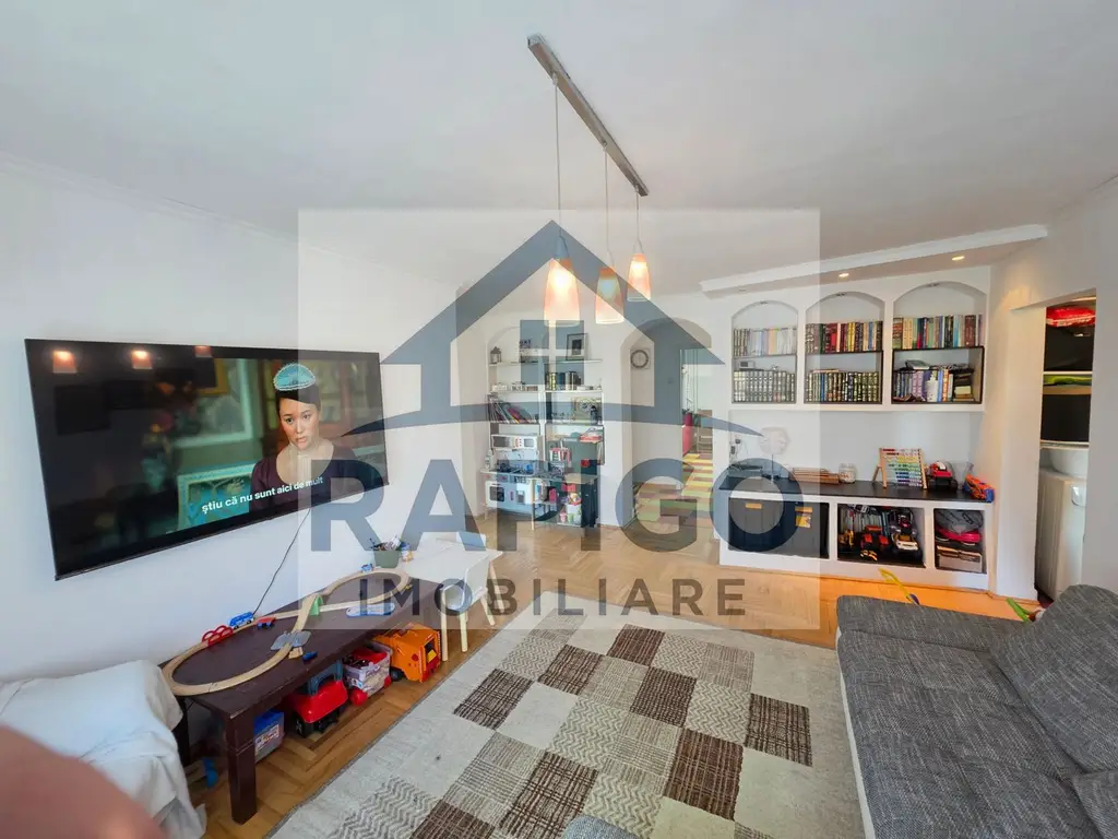 Vand apartament cu 4 camere aproape de centru