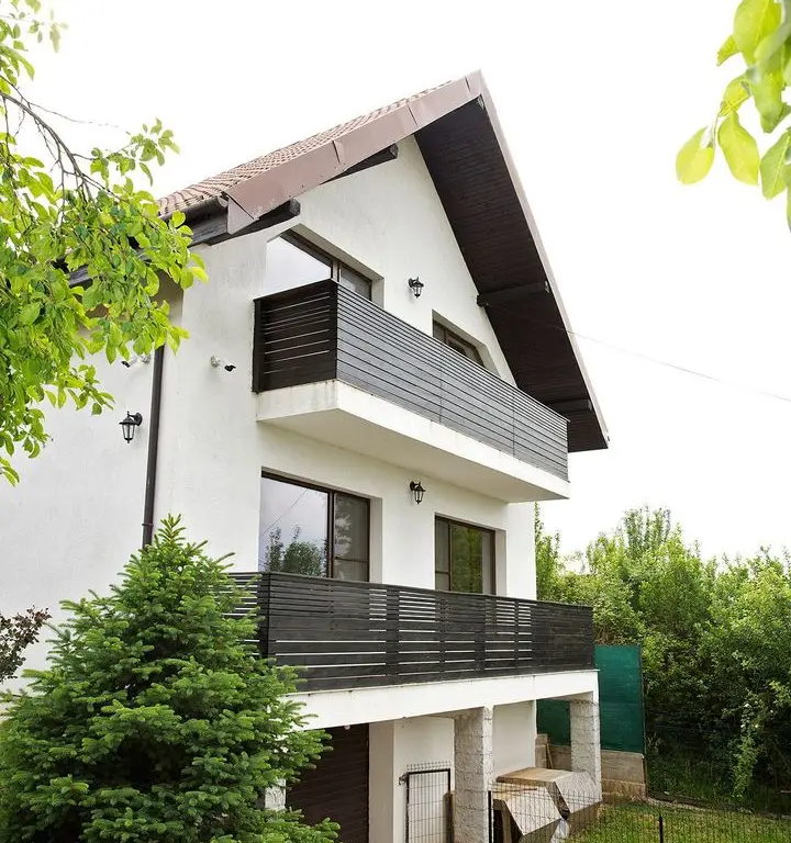 Vilă 5 dormitoare, 4 băi, 2 248mp teren, piscină. Preț: 229 000 E.