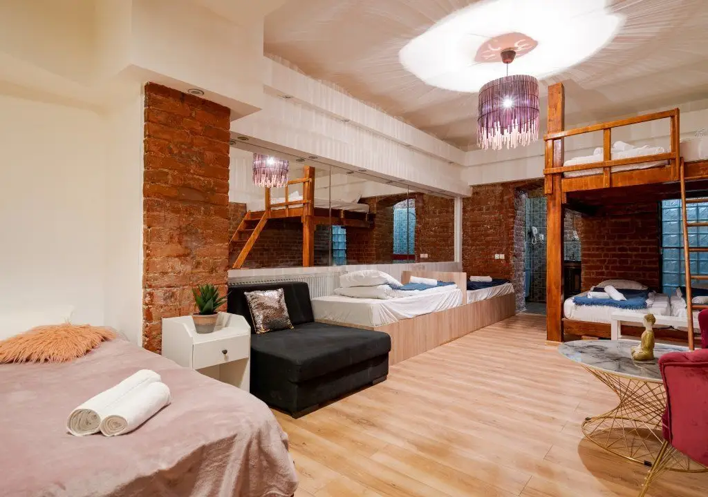 Ag BRASADAS vinde villa cu 20 camere Pta ROMANA.