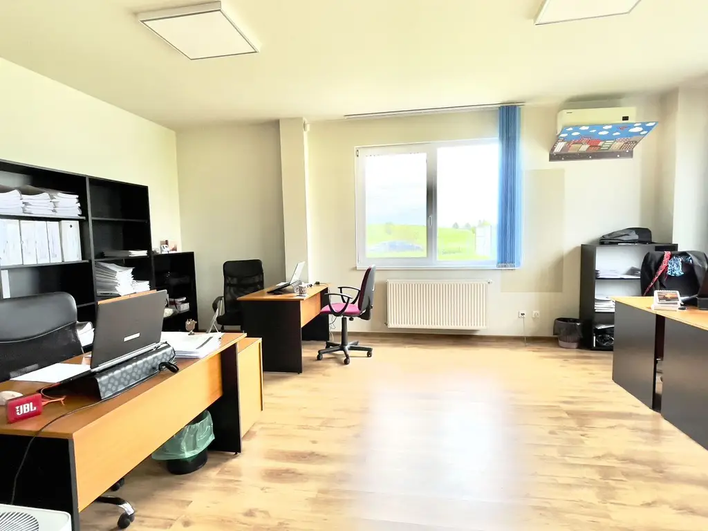 Cladire birouri - spațiu comercial cu parcări în incintă privată
